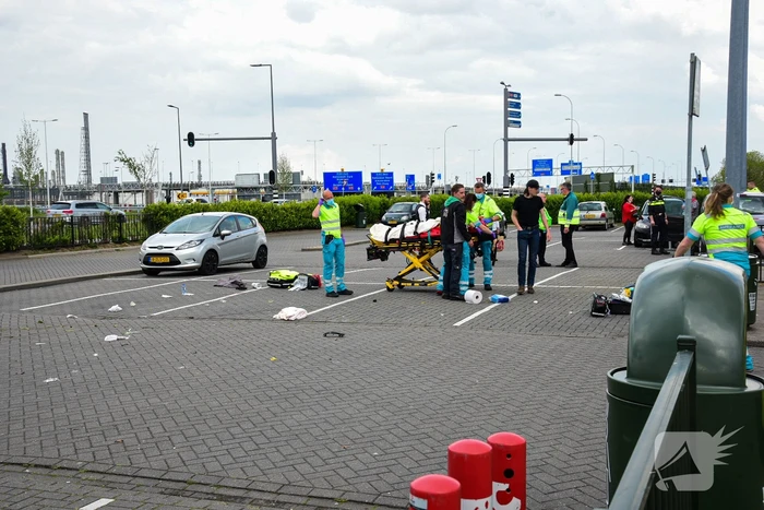 Personenauto schiet van snelweg en botst tegen meerdere personen