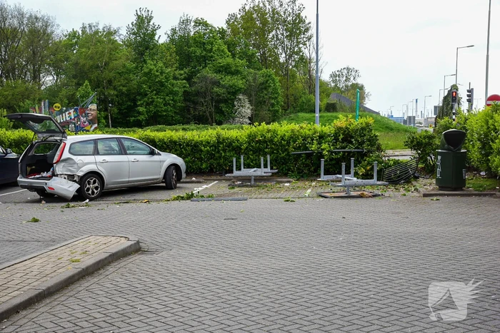 Personenauto schiet van snelweg en botst tegen meerdere personen