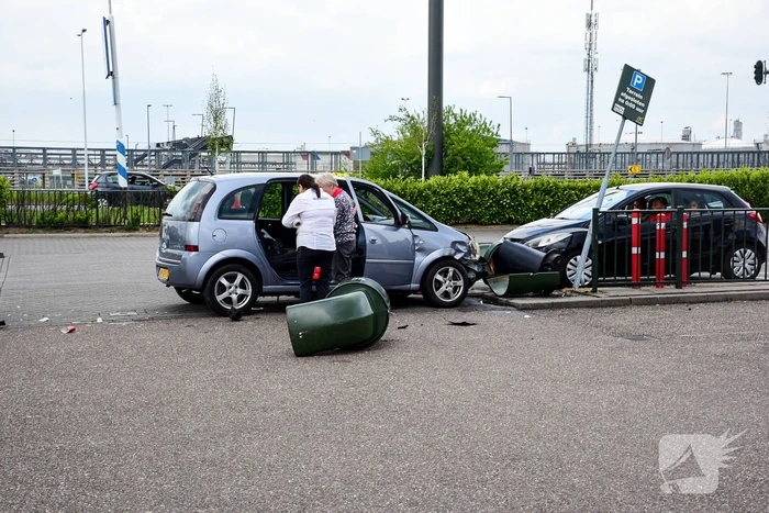 Personenauto schiet van snelweg en botst tegen meerdere personen