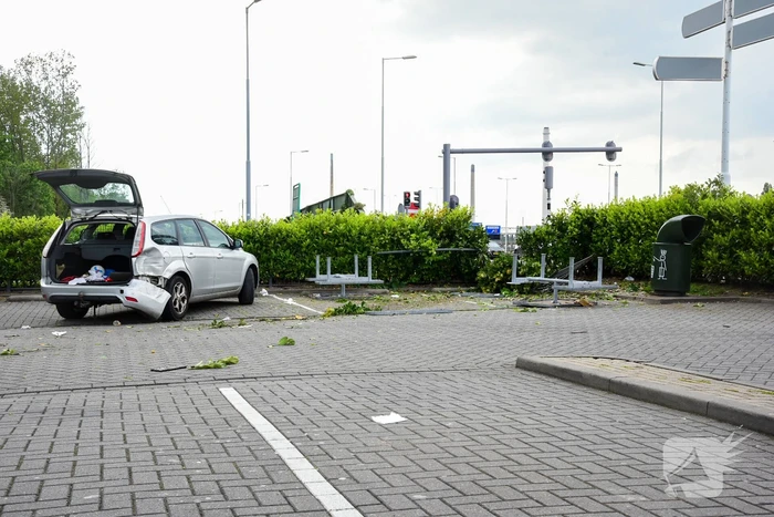 Personenauto schiet van snelweg en botst tegen meerdere personen