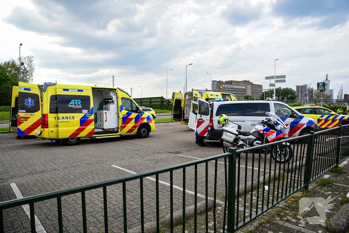 Personenauto schiet van snelweg en botst tegen meerdere personen