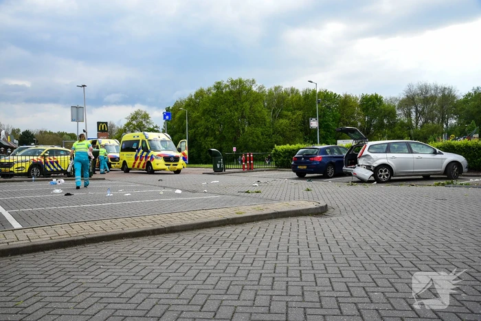 Personenauto schiet van snelweg en botst tegen meerdere personen