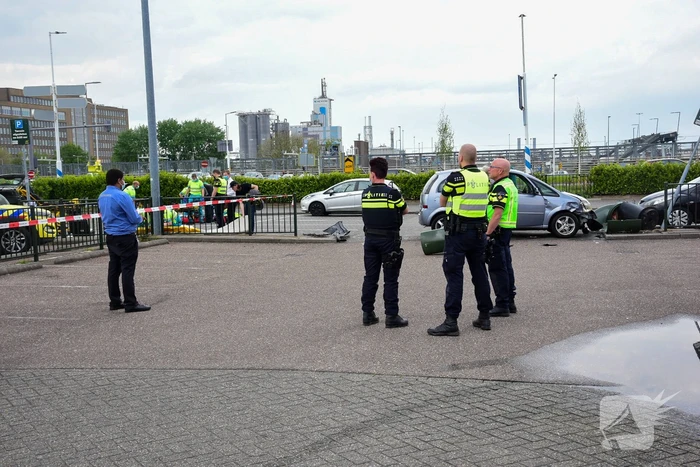 Personenauto schiet van snelweg en botst tegen meerdere personen
