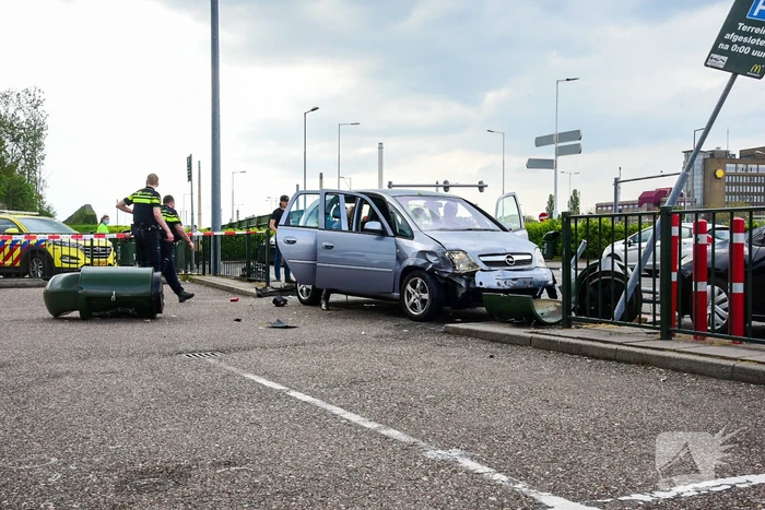 Personenauto schiet van snelweg en botst tegen meerdere personen