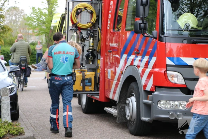 Meisje door brandweer bevrijdt van klimtoestel