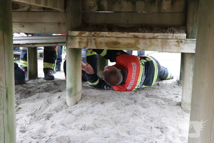 Meisje door brandweer bevrijdt van klimtoestel