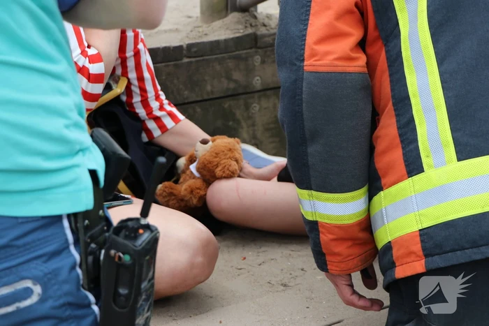 Meisje door brandweer bevrijdt van klimtoestel
