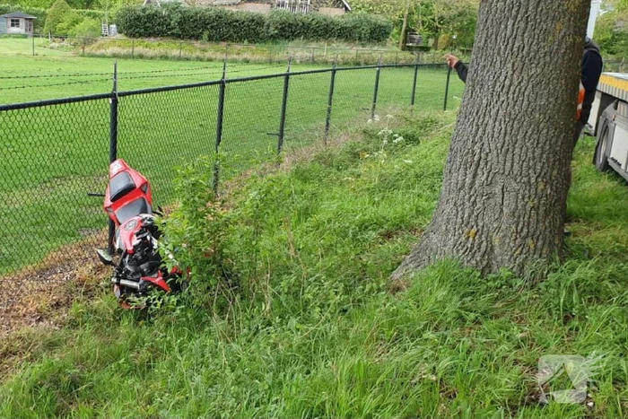 Motor zwaar beschadigd door botsing tegen boom