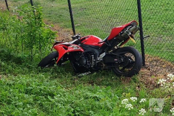 Motor zwaar beschadigd door botsing tegen boom