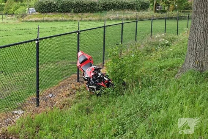 Motor zwaar beschadigd door botsing tegen boom