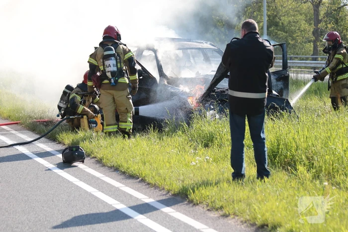 Auto volledig uitgebrand