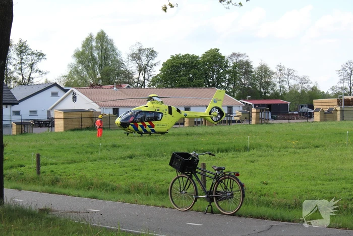 Automobilist raakt ernstig gewond door botsing tegen boom