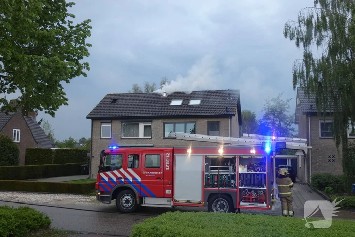 Brandweer bestrijdt uitslaande woning brand