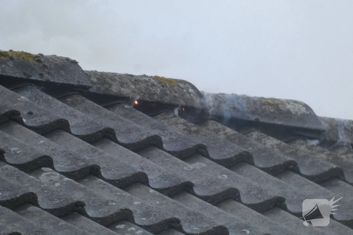 Brandweer bestrijdt uitslaande woning brand