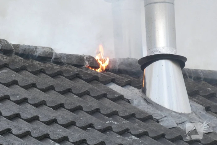 Brandweer bestrijdt uitslaande woning brand