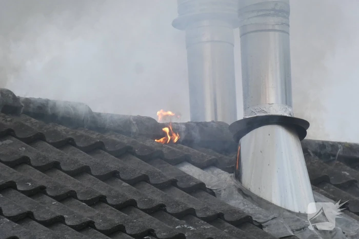 Brandweer bestrijdt uitslaande woning brand