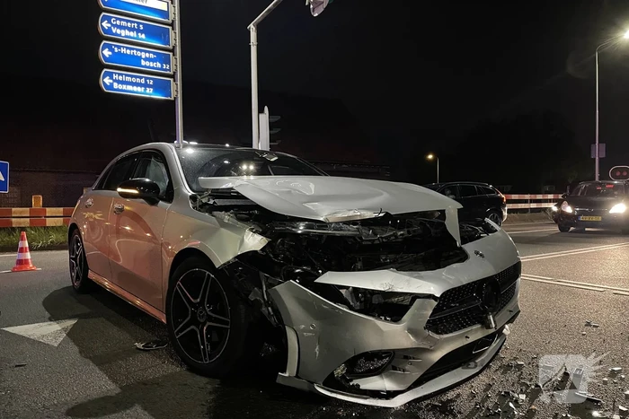 Persoon gewond door botsing tussen twee personenauto's
