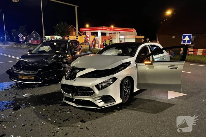 Persoon gewond door botsing tussen twee personenauto's