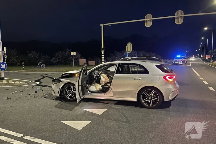 Persoon gewond door botsing tussen twee personenauto's