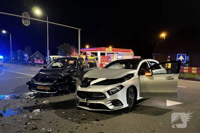 Persoon gewond door botsing tussen twee personenauto's