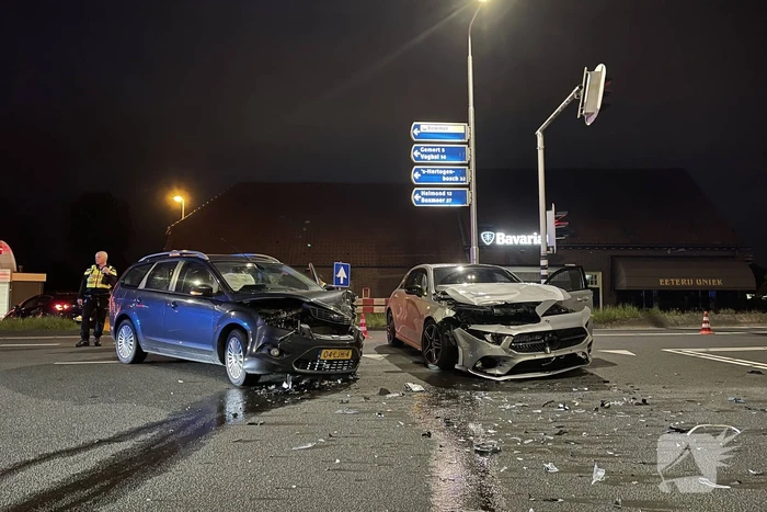 Persoon gewond door botsing tussen twee personenauto's