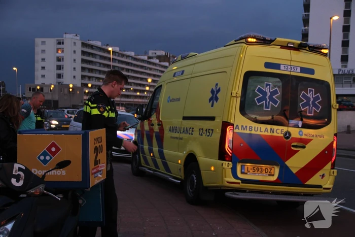 Maaltijdbezorger op scooter onderuit