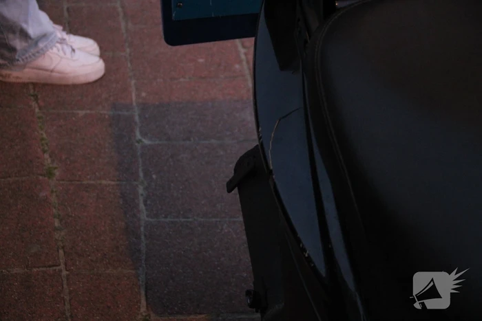Maaltijdbezorger op scooter onderuit