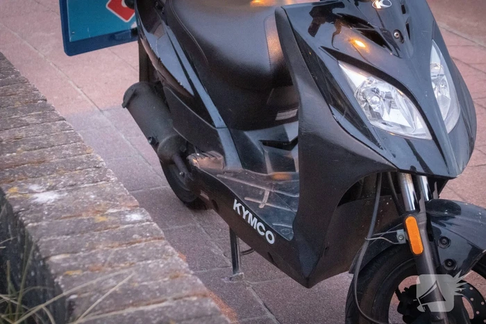 Maaltijdbezorger op scooter onderuit