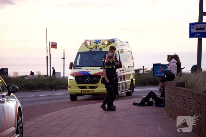 Maaltijdbezorger op scooter onderuit