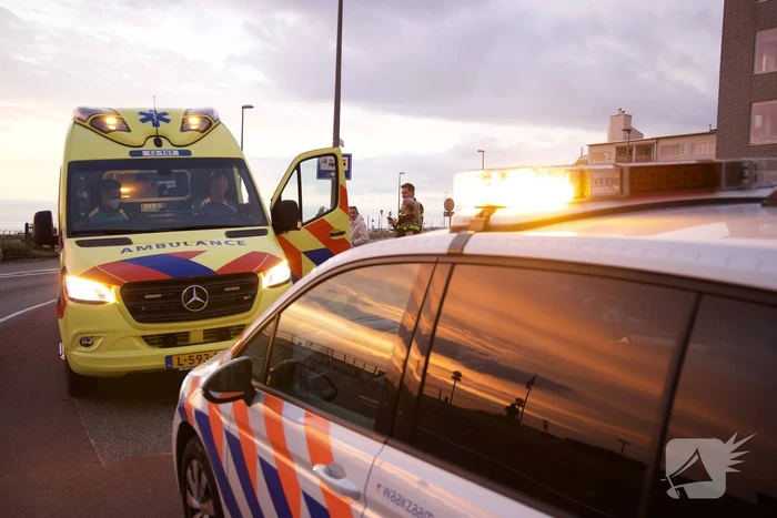 Maaltijdbezorger op scooter onderuit