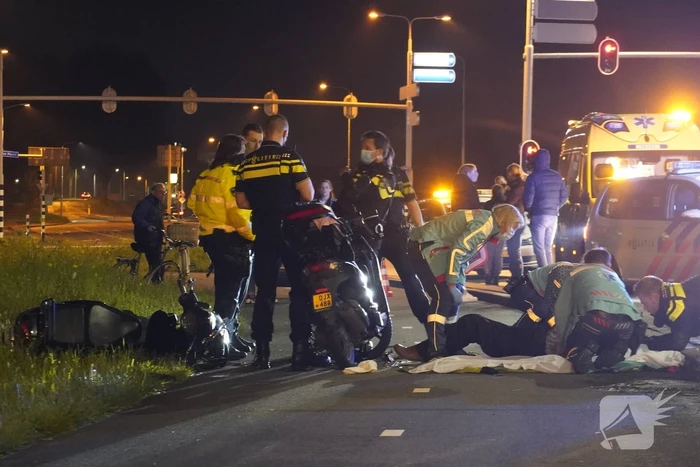 Twee scooterrijders gewond door frontale botsing