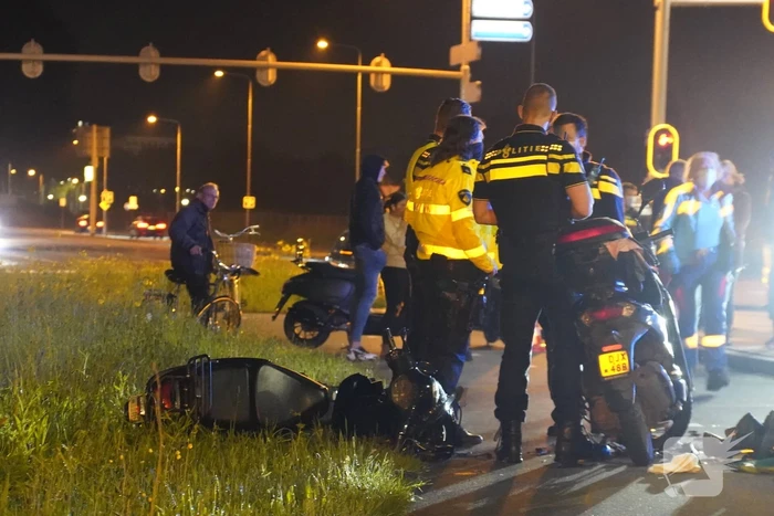 Twee scooterrijders gewond door frontale botsing