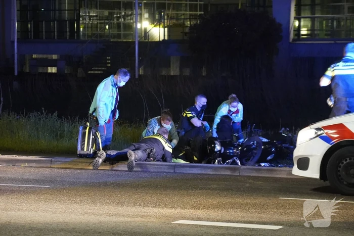 Twee scooterrijders gewond door frontale botsing
