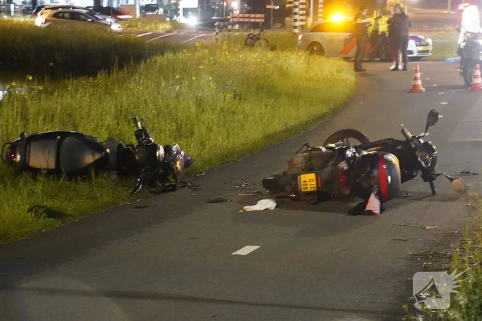Twee scooterrijders gewond door frontale botsing