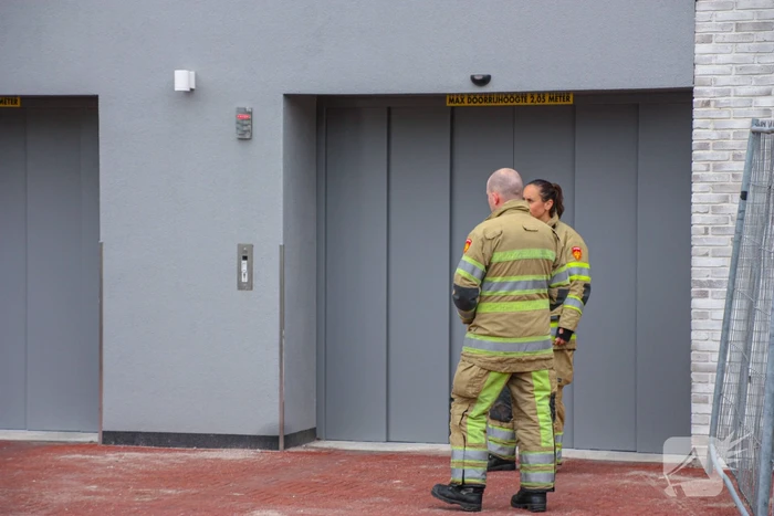 Persoon met auto vast in lift