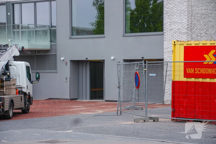 Persoon met auto vast in lift