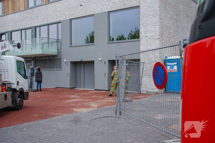 Persoon met auto vast in lift