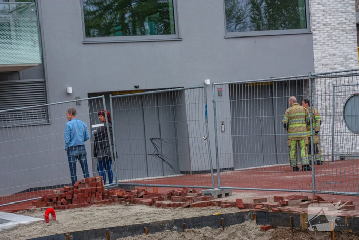 Persoon met auto vast in lift