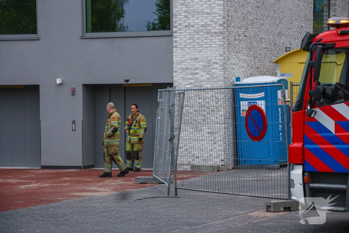 Persoon met auto vast in lift