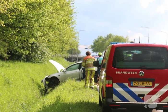 Bestuurder van Tesla verliest macht over het stuur