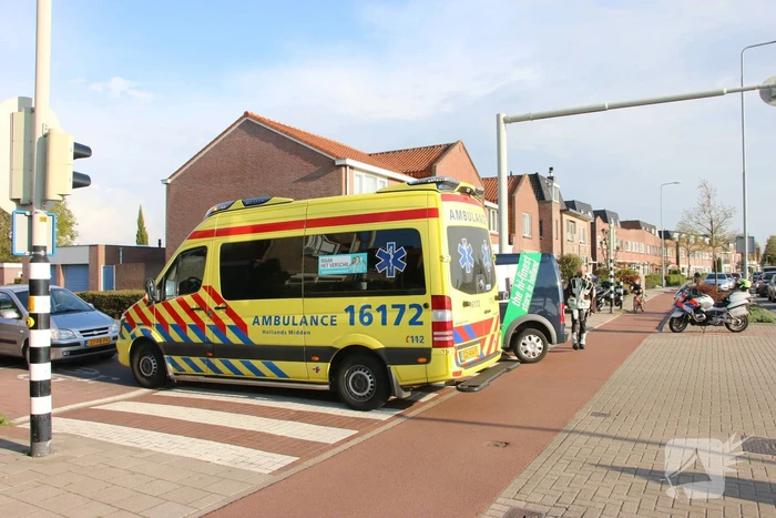Scooterrijder gewond bij botsing met bestelbus