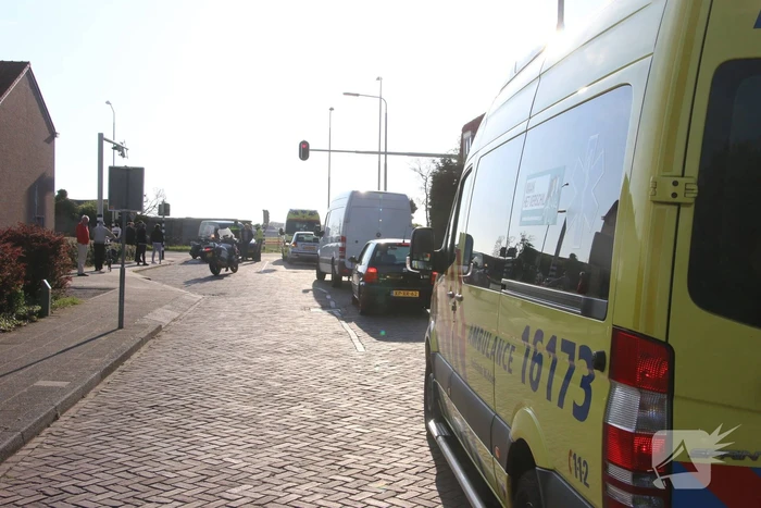 Scooterrijder gewond bij botsing met bestelbus