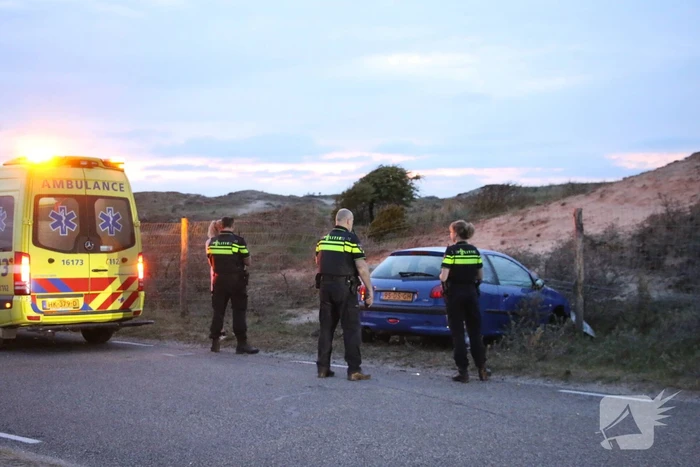Gewonde nadat auto door hek rijdt