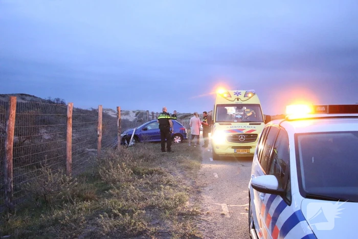 Gewonde nadat auto door hek rijdt