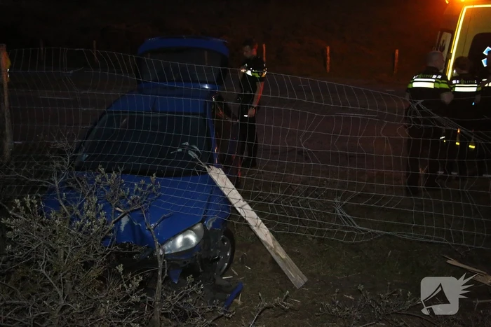 Gewonde nadat auto door hek rijdt