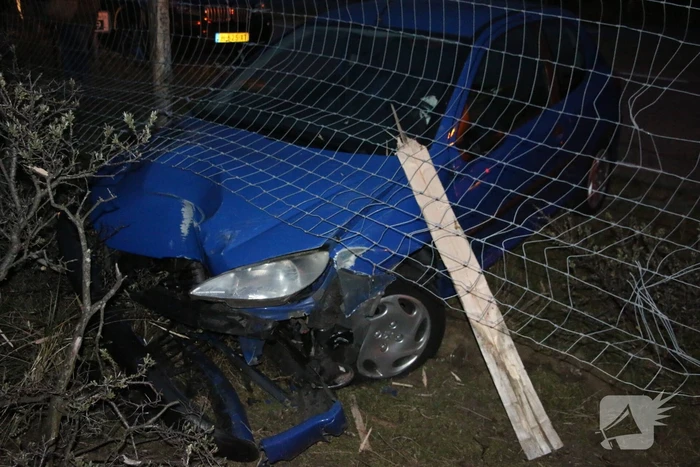 Gewonde nadat auto door hek rijdt