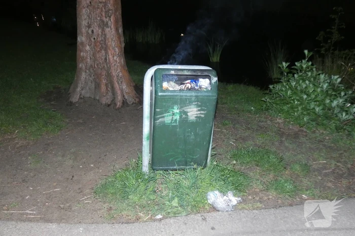Brandweer blust brand in prullenbak