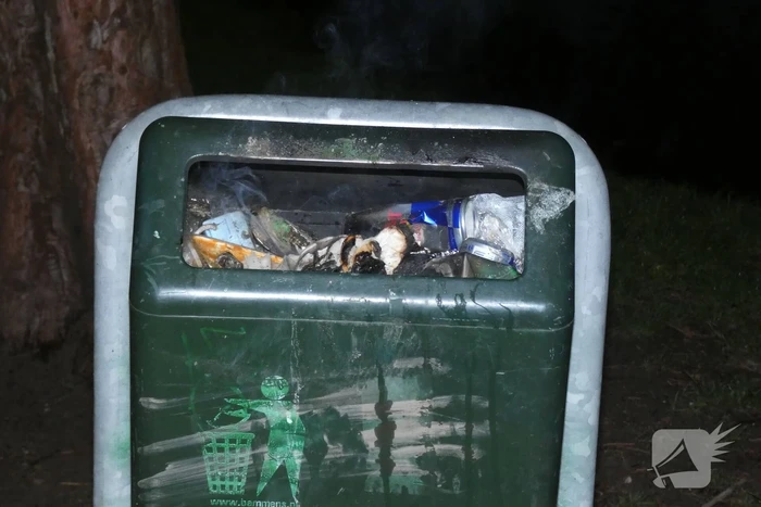 Brandweer blust brand in prullenbak