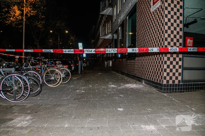 Groot stuk betonnen gevel laat los