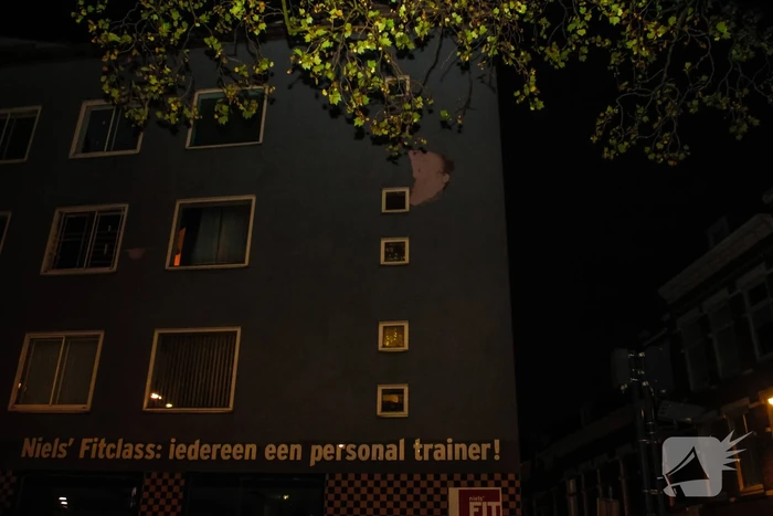 Groot stuk betonnen gevel laat los